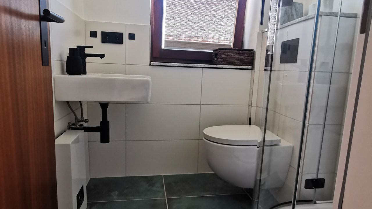 Duschbad mit schönen blauen großen Fliesen Duschbad mit schönen blauen großen Fliesen
